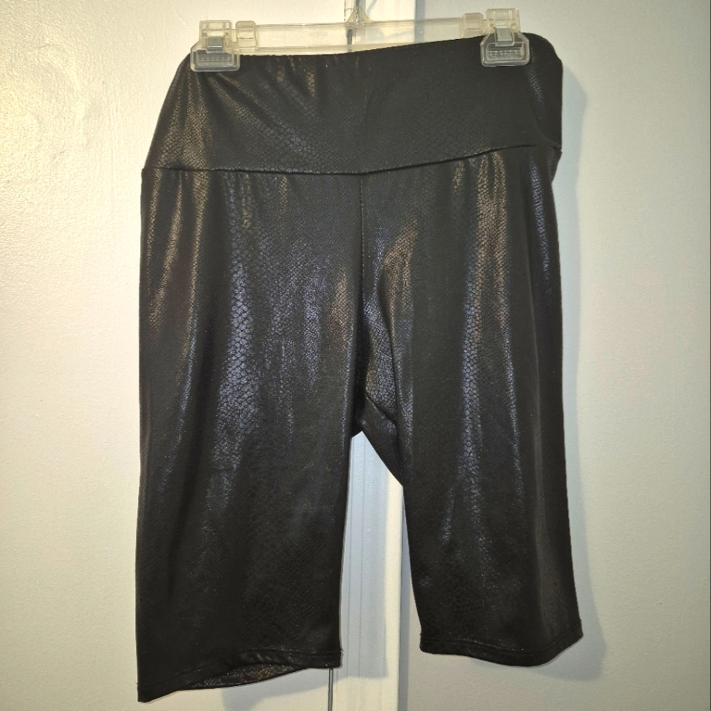 White Birch Black Snake Textured Bike Shorts Size Large
